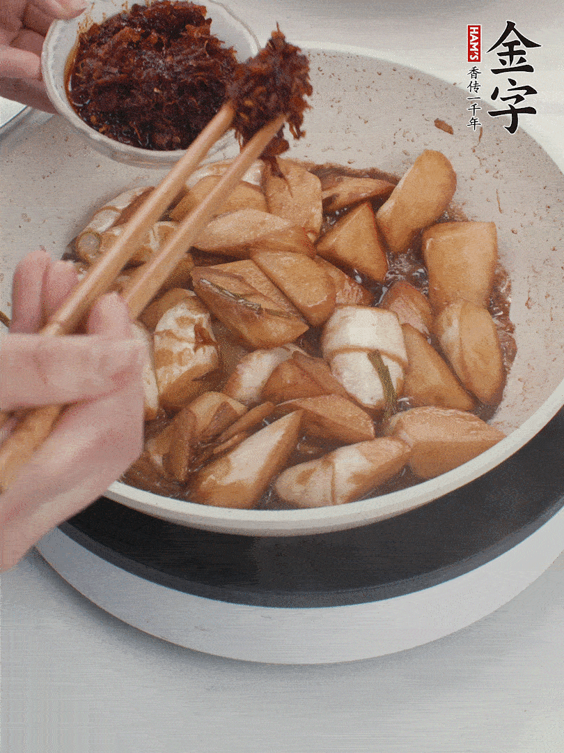 湯汁收濃，加金字火腿XO醬翻炒均勻。