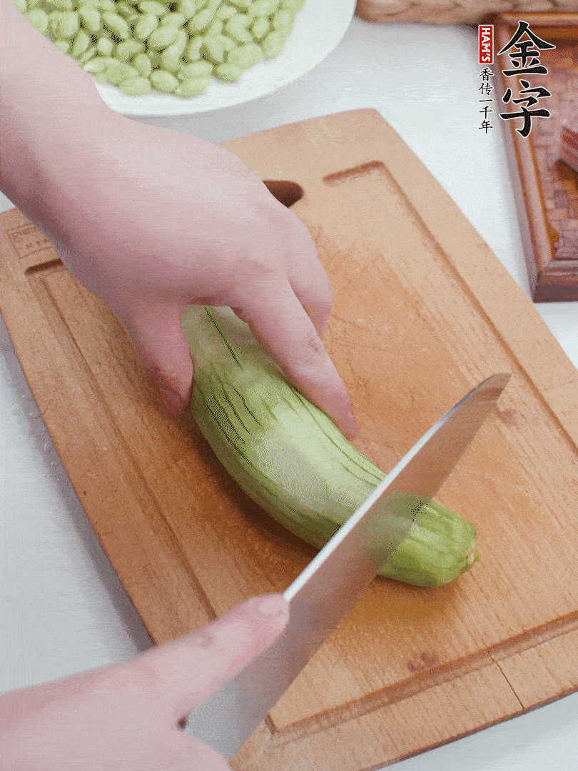 絲瓜去掉外皮，去掉兩端，切成滾刀塊。