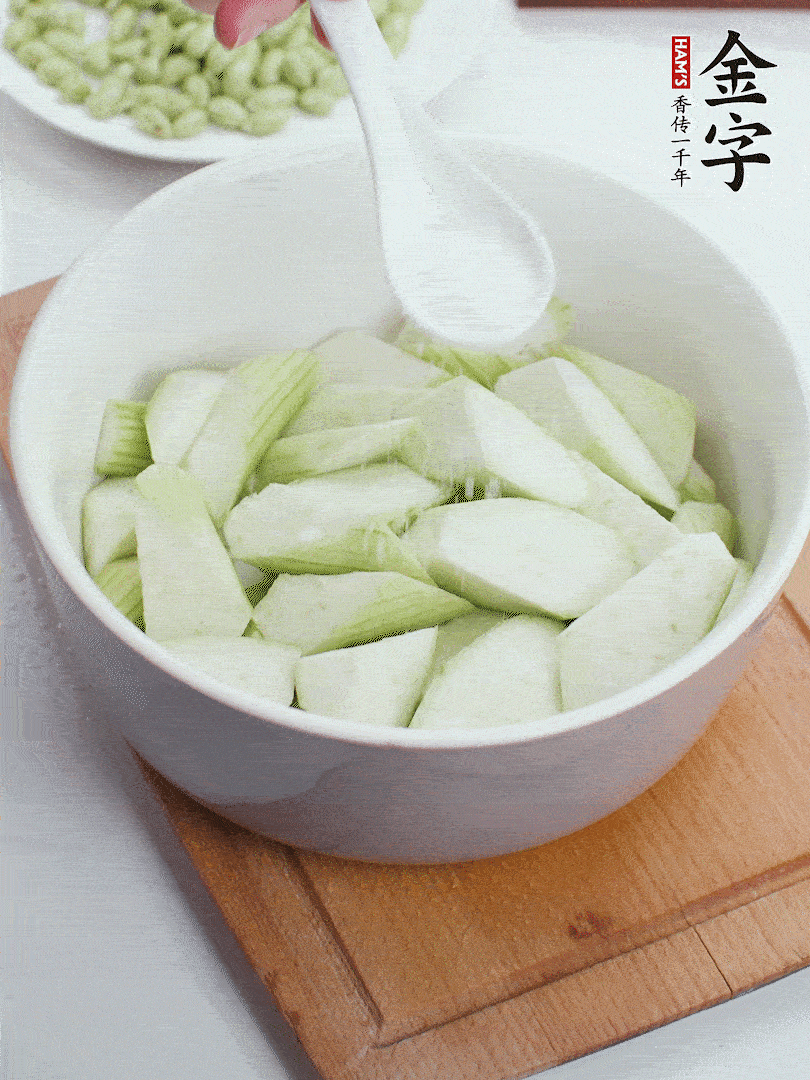 水中加1勺鹽浸泡，防止變黑。