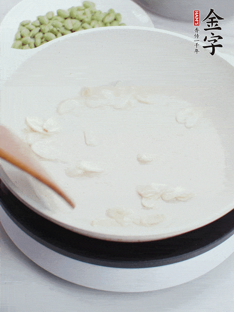 金字淡咸肉煮15分鐘，撈出切片。油5成熱時，蒜末、咸肉爆香。