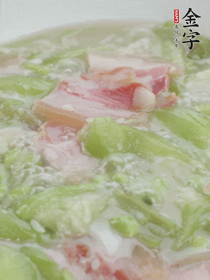 加一點熱水、白胡椒粉、雞精翻炒1分鐘。