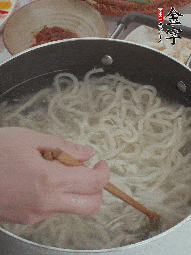 鍋中水煮沸，下烏冬面焯5秒鐘，撈出瀝干。