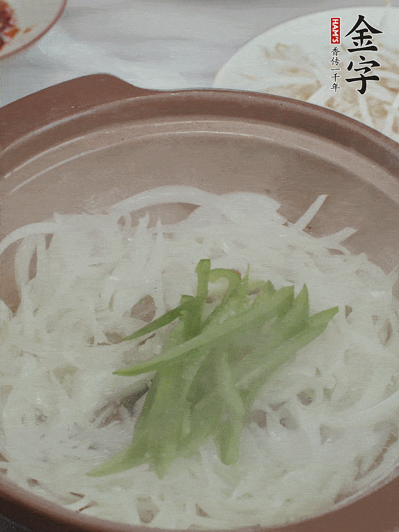 放烏冬面、青紅椒、豆芽。