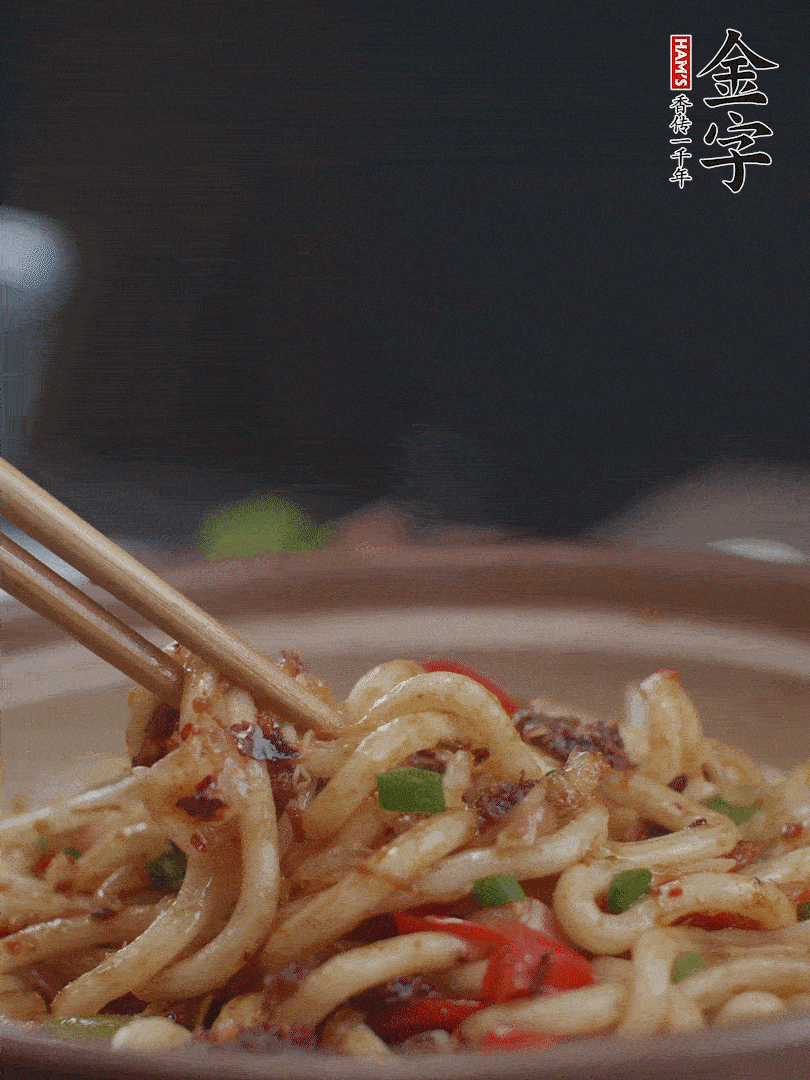 一小撮鹽調(diào)味。最后可以點綴香蔥段。