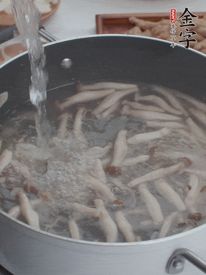 油熱爆香大蔥、蒜末，下蟹味菇炒軟，放清水。