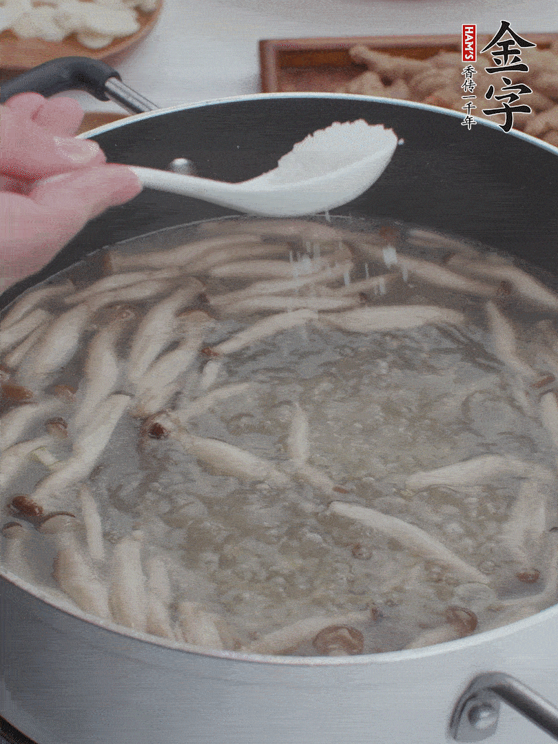 1勺鹽、一點(diǎn)胡椒粉調(diào)味。