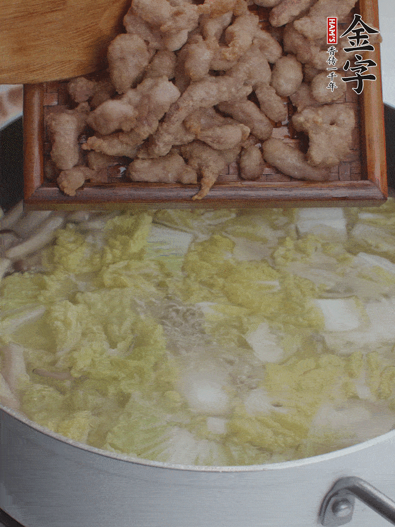 水開后煮10分鐘，下娃娃菜、小酥肉煮3分鐘。