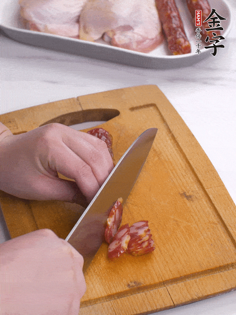 雞大腿去皮去骨切成塊，金字香腸切片，干香菇泡發(fā)切片，小蔥切蔥花。