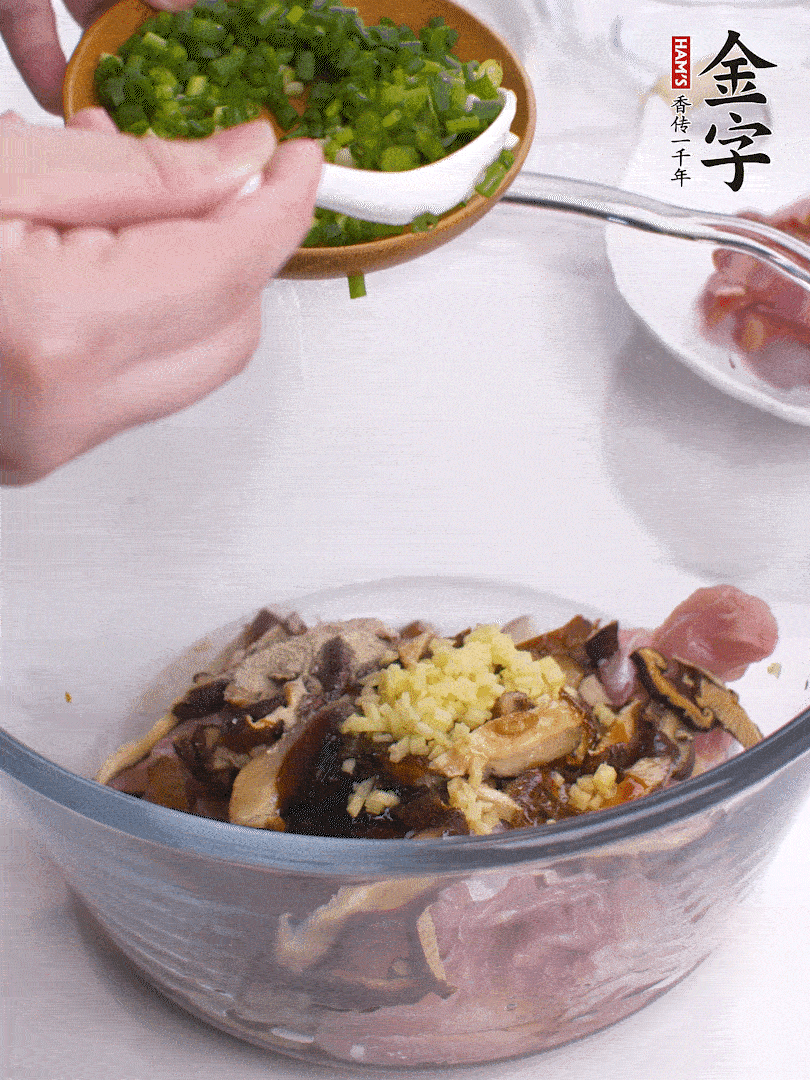 雞肉、香菇混合，加清水1/3杯、料酒1勺、蠔油1勺、鹽1勺、糖1/4勺、白胡椒1/4勺、食用油1勺、香油1/4勺、姜末、蔥花，攪拌均勻腌制2小時。