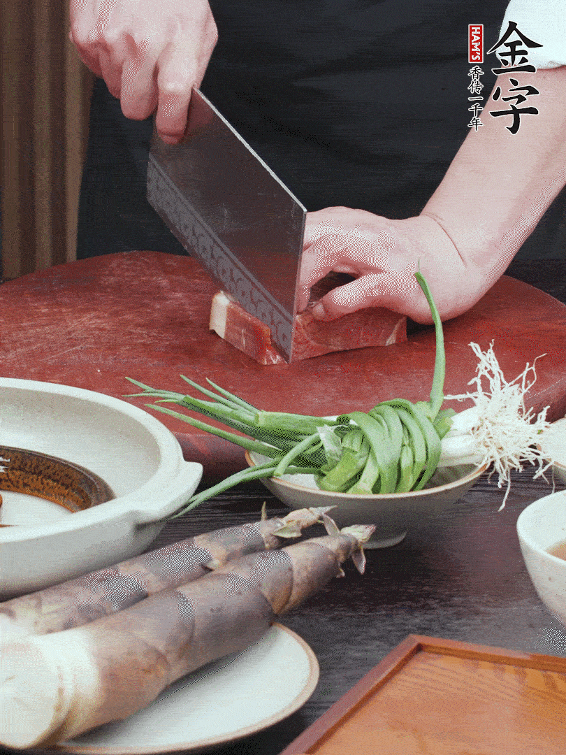 金字火腿切片；姜切片。