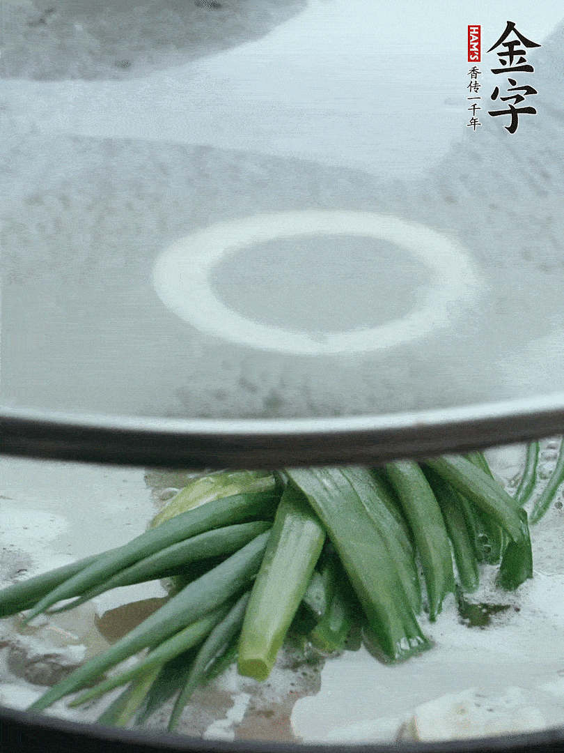 加蔥結(jié)去腥，大火開后中火燒20分鐘。