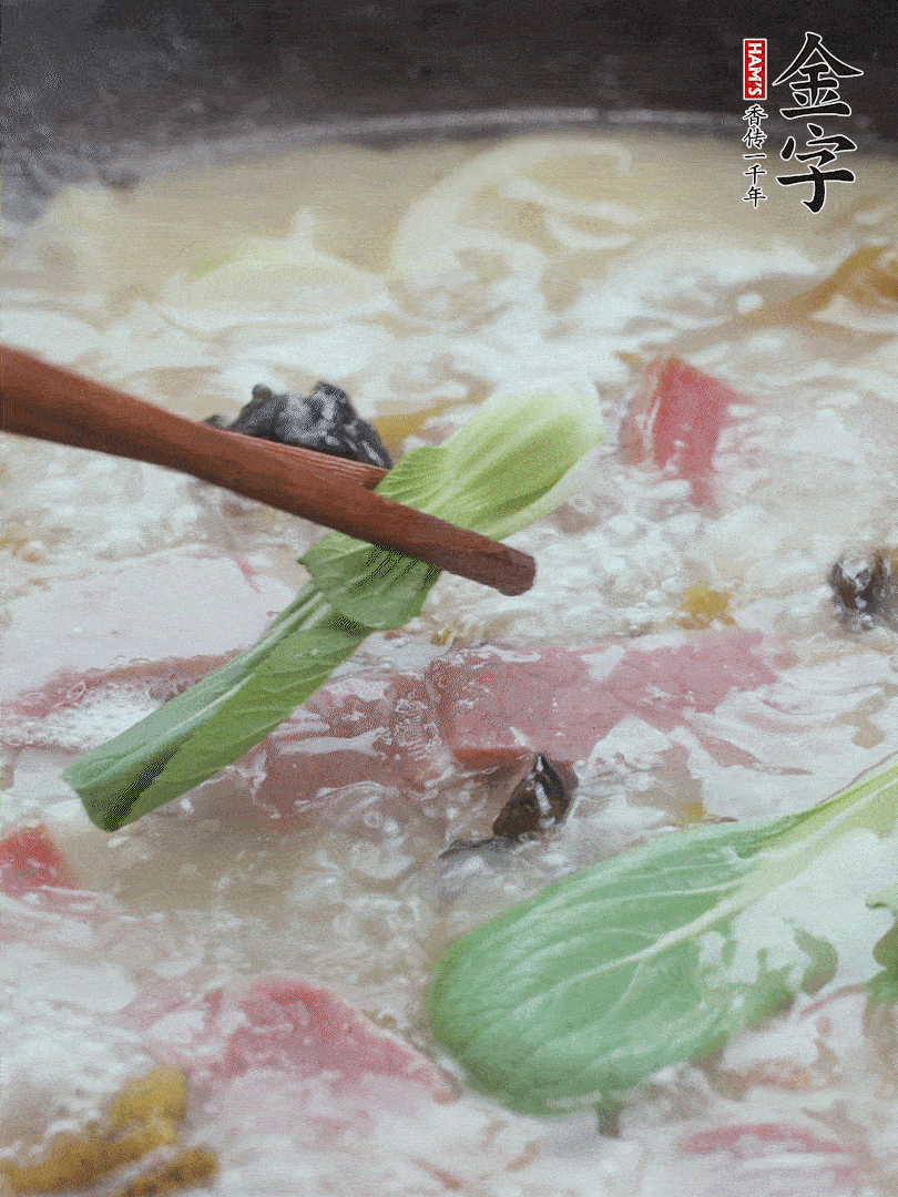 撈出蔥結(jié)，小菜心點綴。