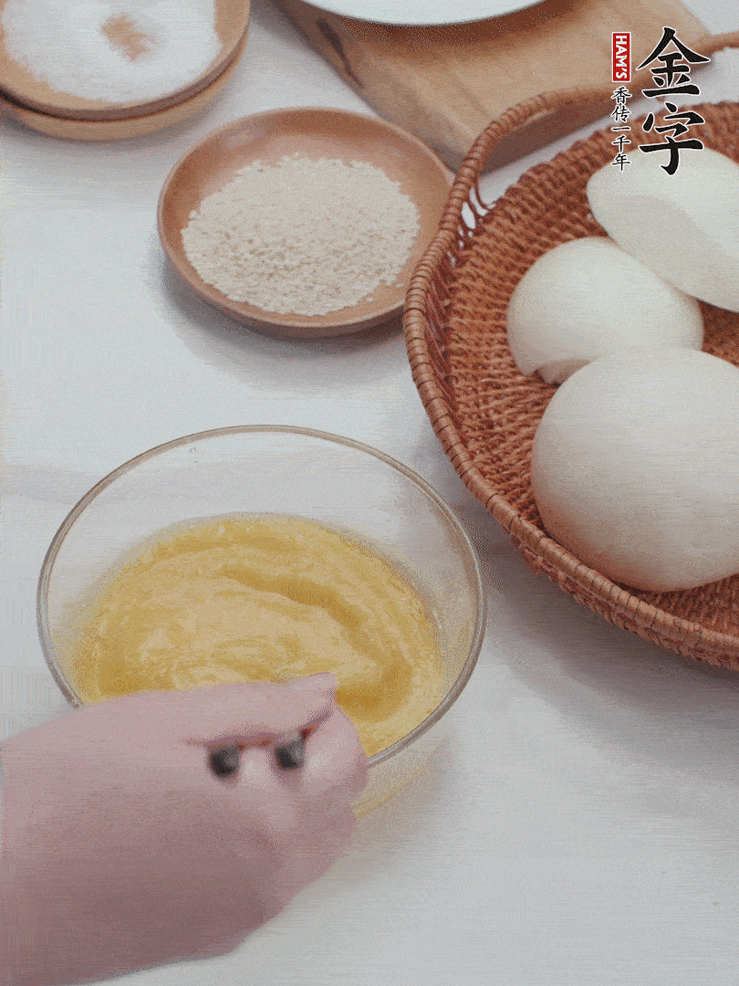 2個(gè)雞蛋加入1小勺鹽、1/2小勺胡椒粉打散。