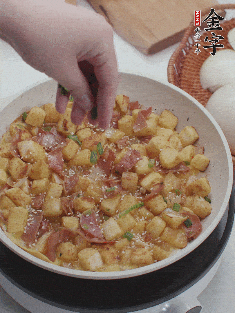 淋入剩余蛋液，蛋液凝固，撒上蔥綠和熟芝麻。