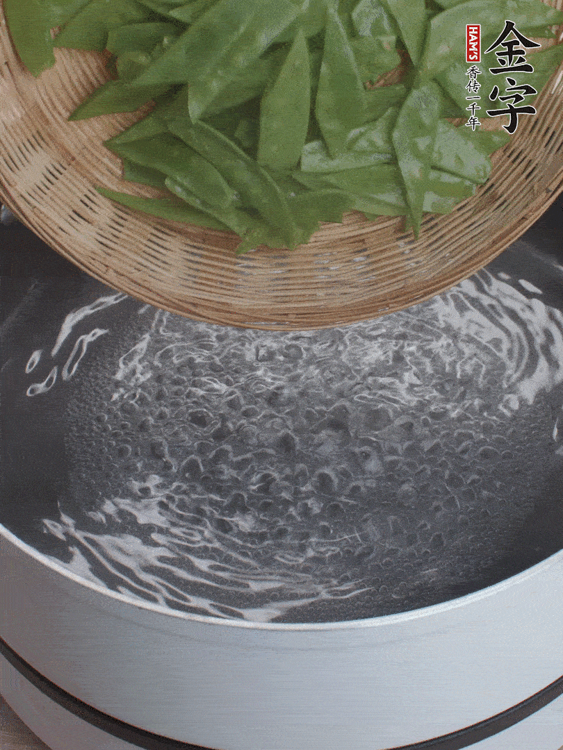 甜豆莢撕掉老筋，斜切兩半，焯水1分鐘。