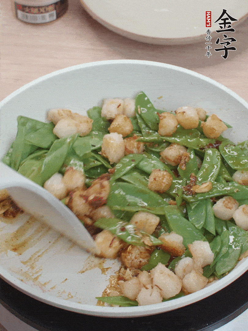 下甜豆莢、鮮貝輕輕翻炒均勻。