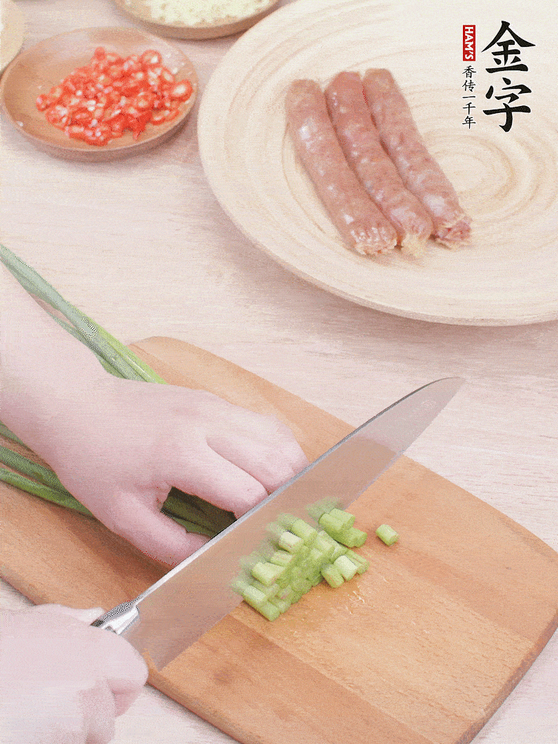 蒜苔切丁，蔥姜蒜切小丁，小米辣切圈。