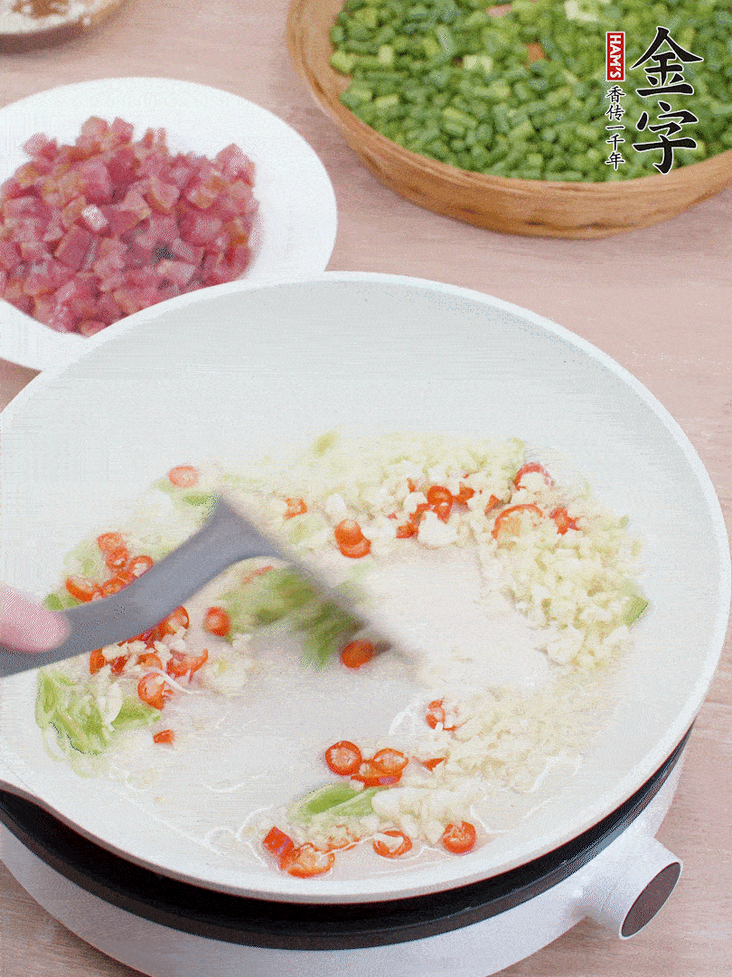 鍋中熱油，蔥姜蒜、小米辣煸香。