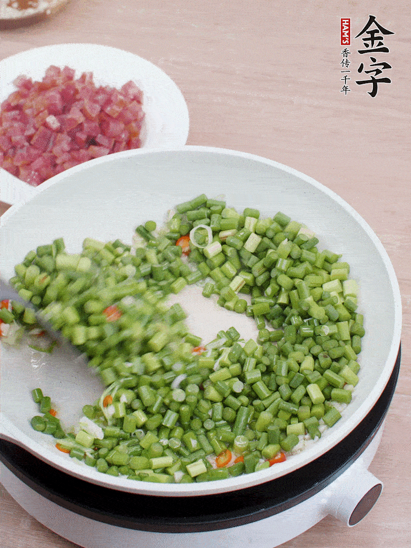 下蒜苔丁、一點鹽翻炒。