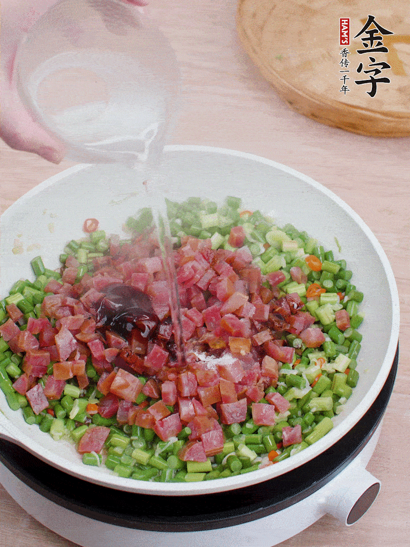 放香腸丁、1勺老抽、1勺蠔油、1/3勺白糖、少許清水炒至斷生。