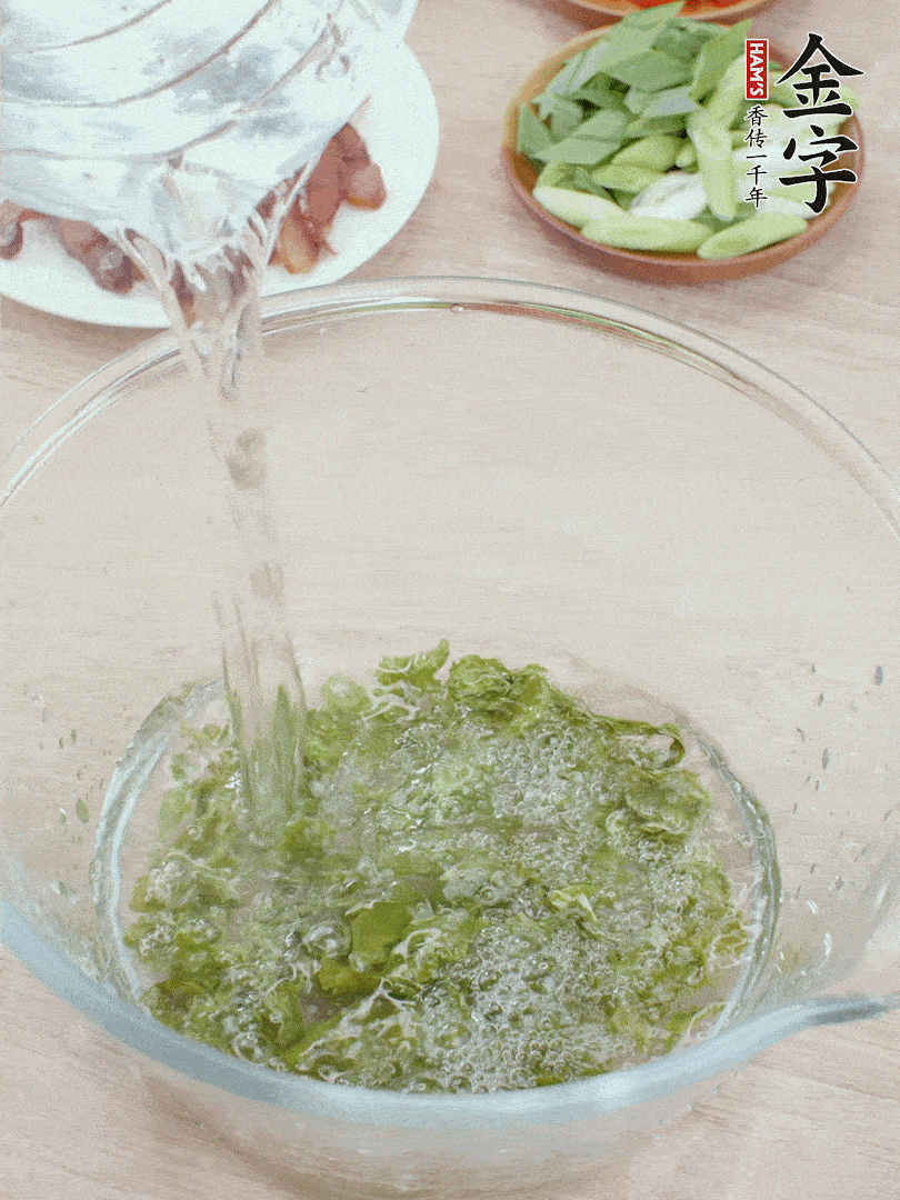 萵筍干溫水泡2小時，青紅辣椒切圈，姜切片，青蒜斜切段。