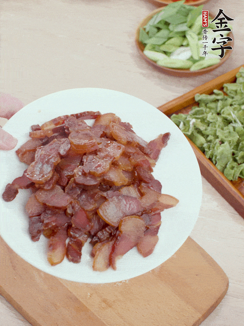 臘肉水煮15分鐘，切薄片。