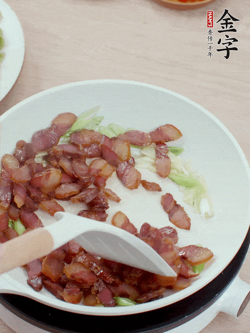 鍋中少許油，姜、蒜白爆香，下臘肉煸出油脂。