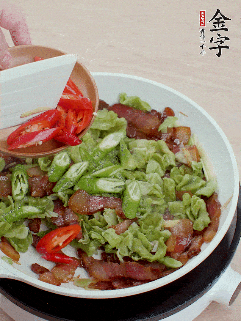 放萵筍干、青紅椒圈爆炒1分鐘。