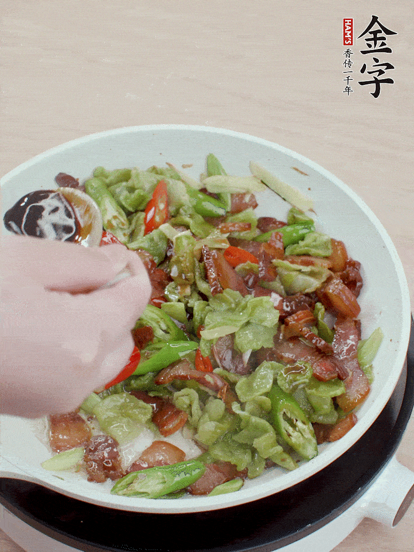 2勺生抽調(diào)味，最后撒蒜葉。