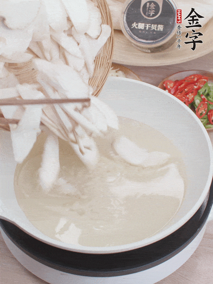 杏鮑菇切成片，油溫7層熱炸2分鐘。