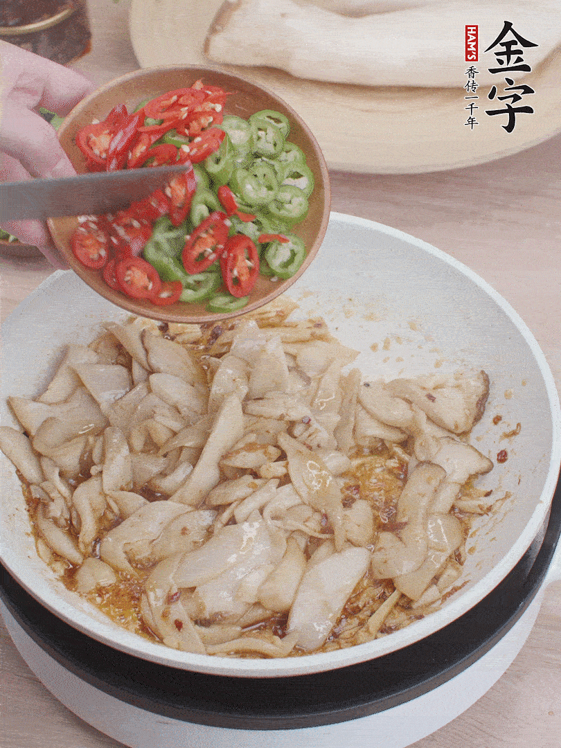 下杏鮑菇、青紅辣椒炒出香味。