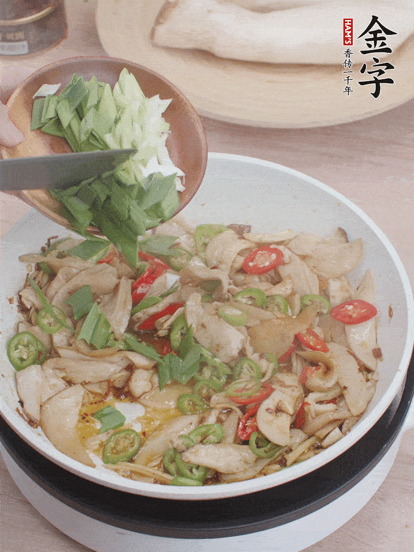 淋少許料酒、最后放大蒜葉。