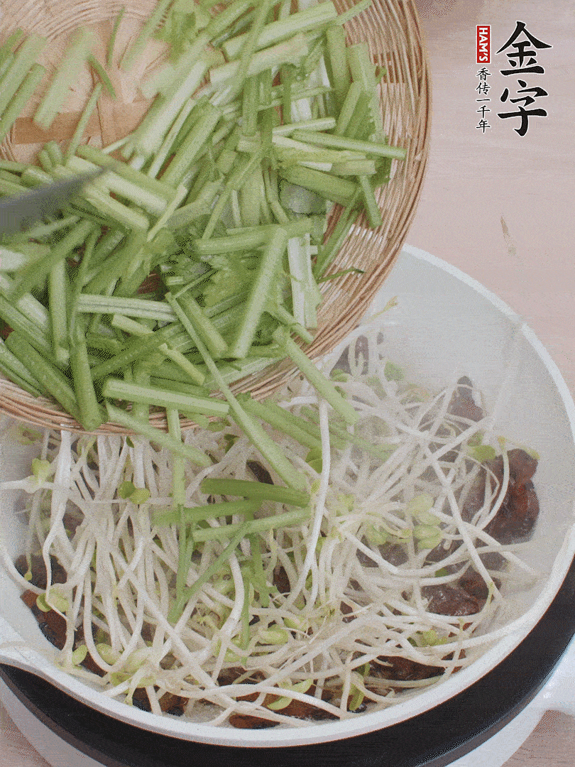 下豆芽、香芹翻炒均勻。