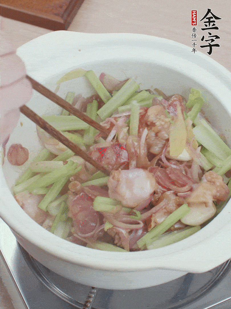 下牛蛙、芹菜、香腸翻炒。