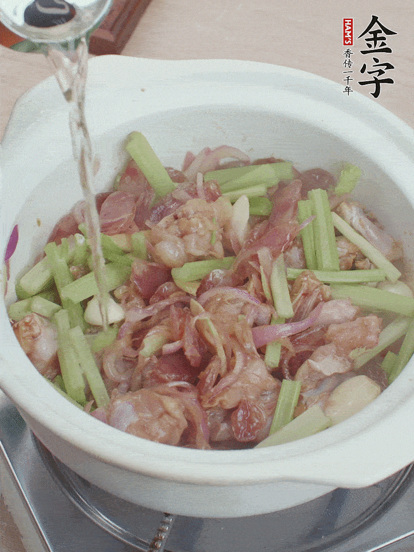 牛蛙變色后，淋點啤酒，加蓋后調(diào)小火燜10分鐘。