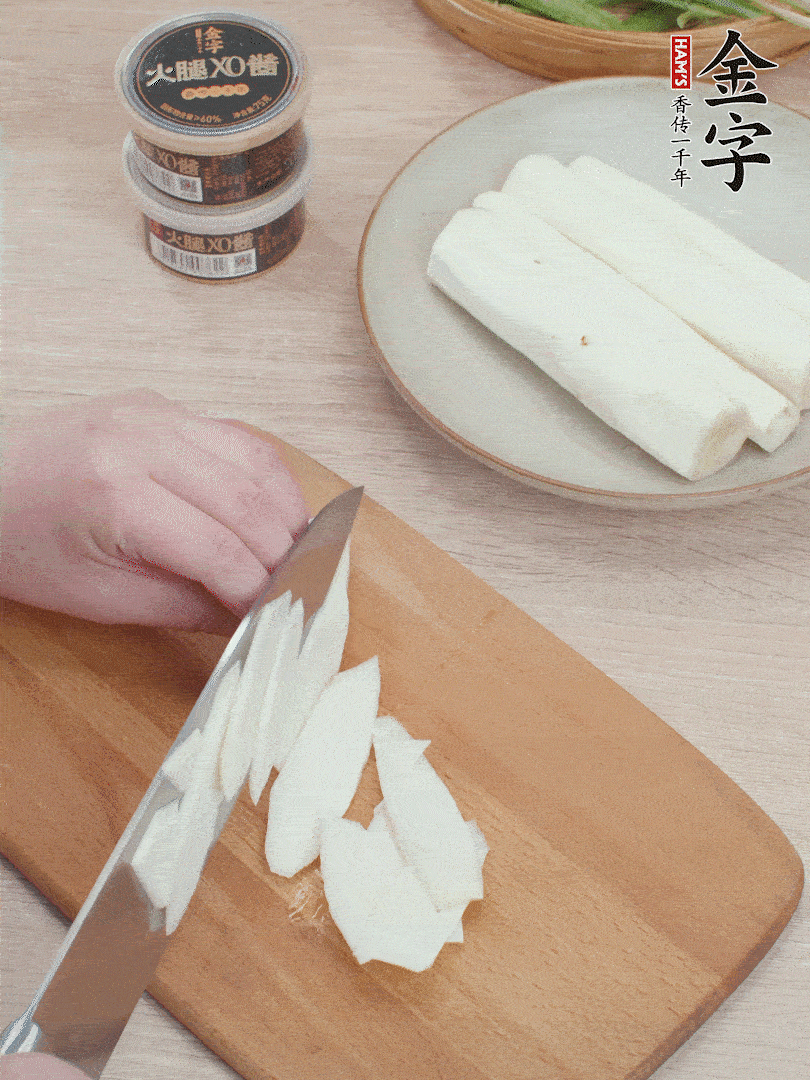 鐵棍山藥去皮，斜刀切片。