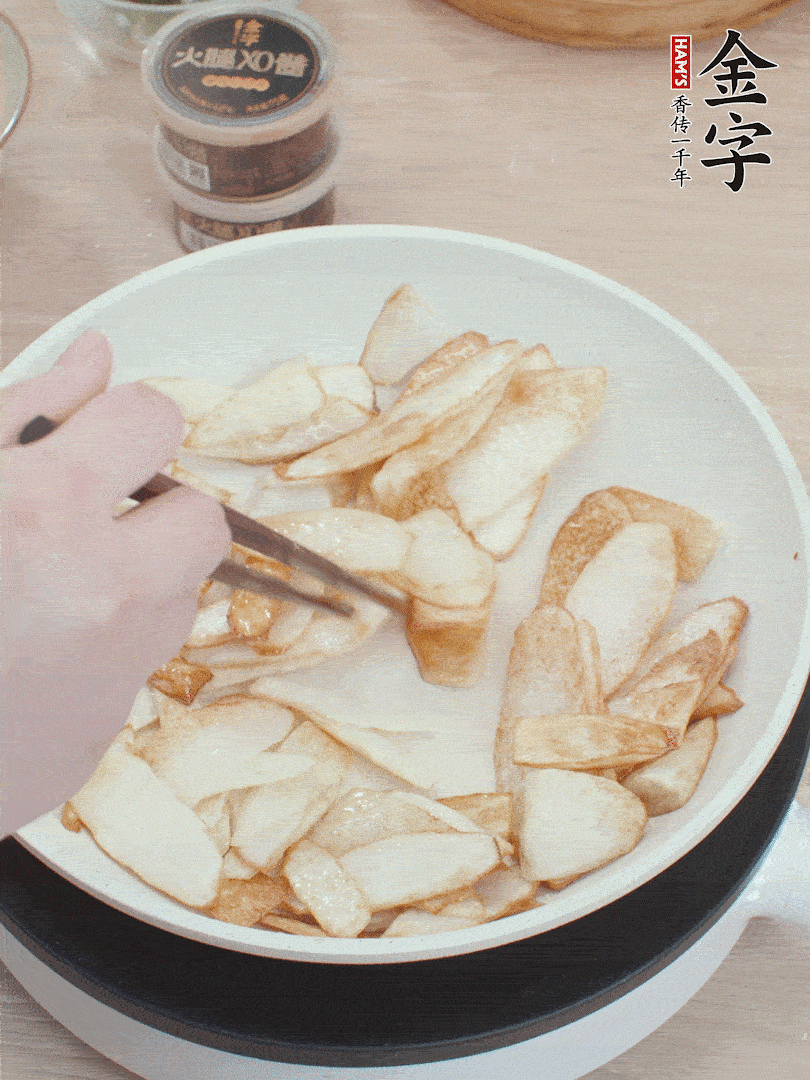 鍋中熱油，山藥煎至兩面金黃。