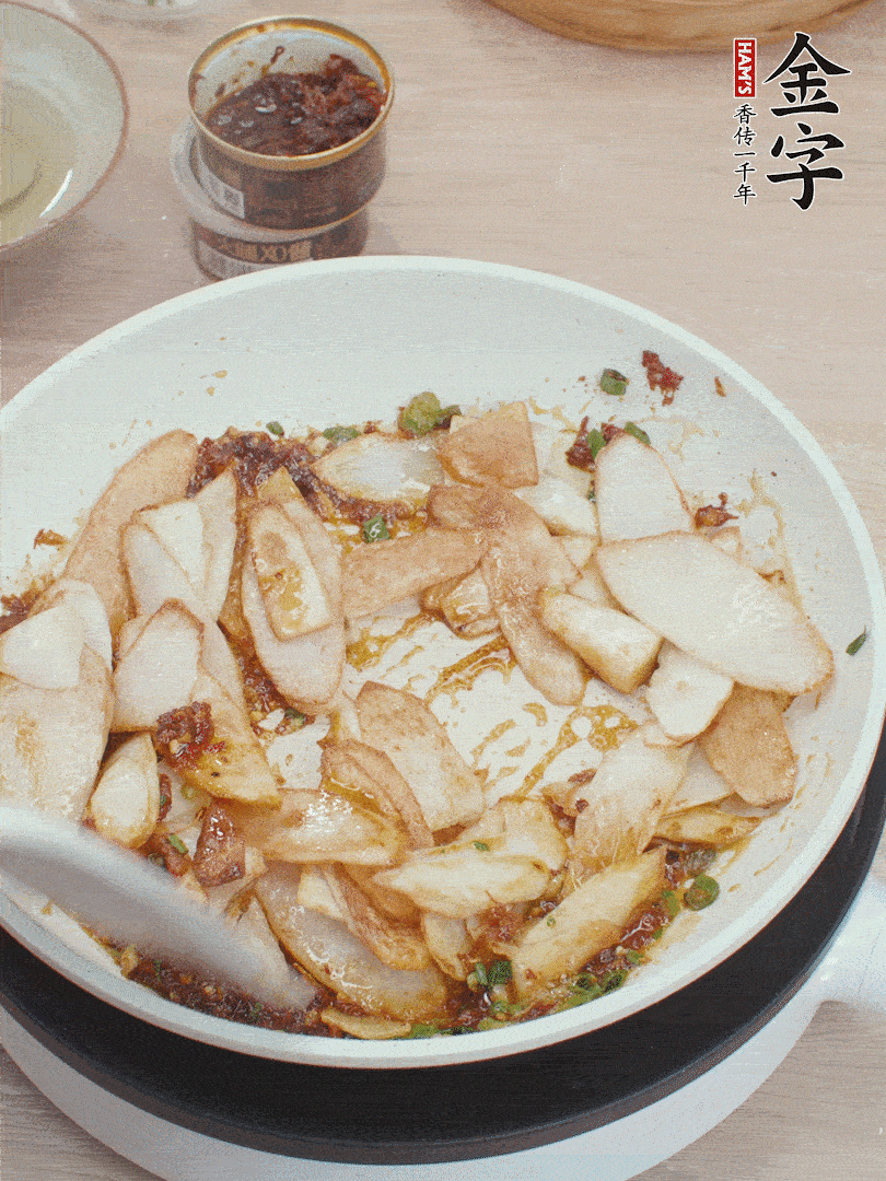 下山藥炒勻，撒蔥花。