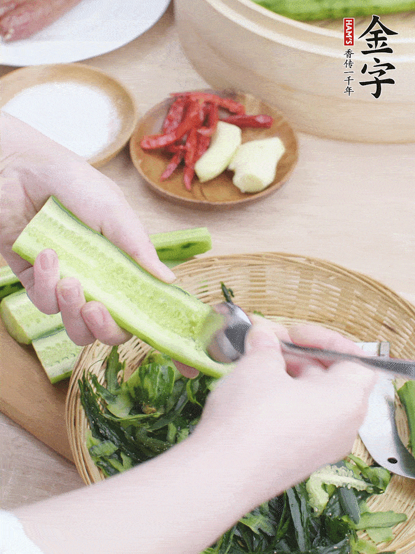 黃瓜削皮，對(duì)半切開(kāi)，勺子挖去內(nèi)瓤，斜刀切片。青蒜斜刀切段。