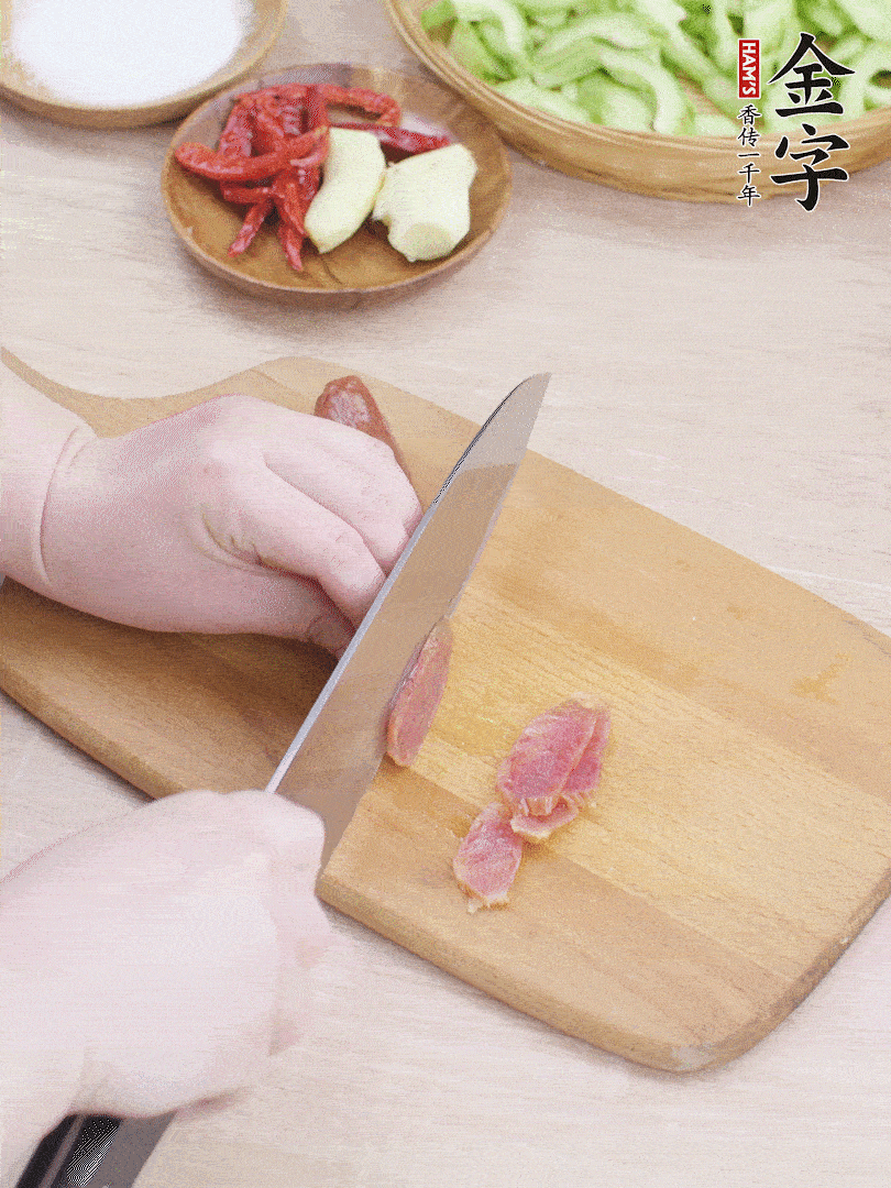 金字土香腸水煮10分鐘，切薄片。