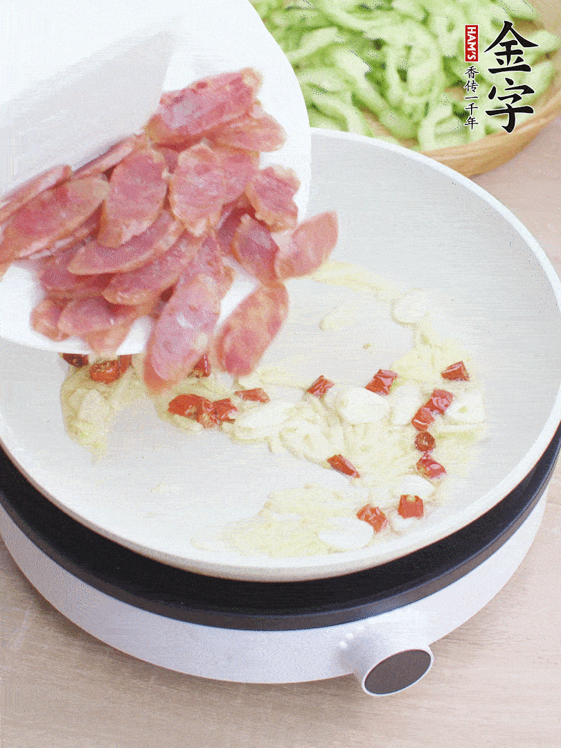 油5成熱時(shí)，姜、蒜、辣椒爆香。