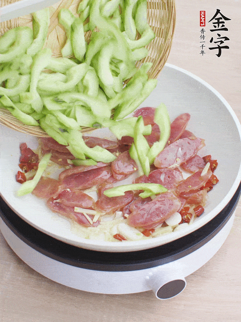 下香腸煸出油脂，放黃瓜翻炒。