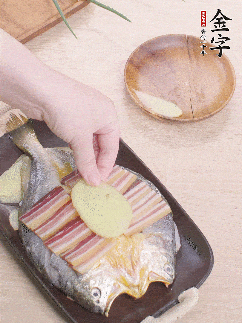 鋪咸肉，放姜片、蔥結(jié)。水開后蒸8分鐘，燜3分鐘。