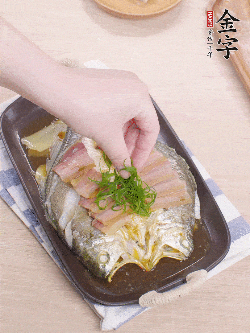 取出姜蔥，淋2勺蒸魚豉油，擺蔥絲。