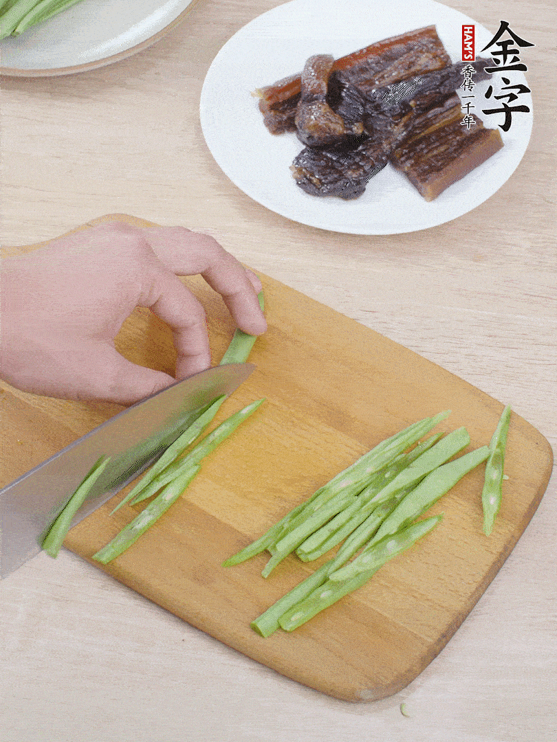 四季豆切絲。