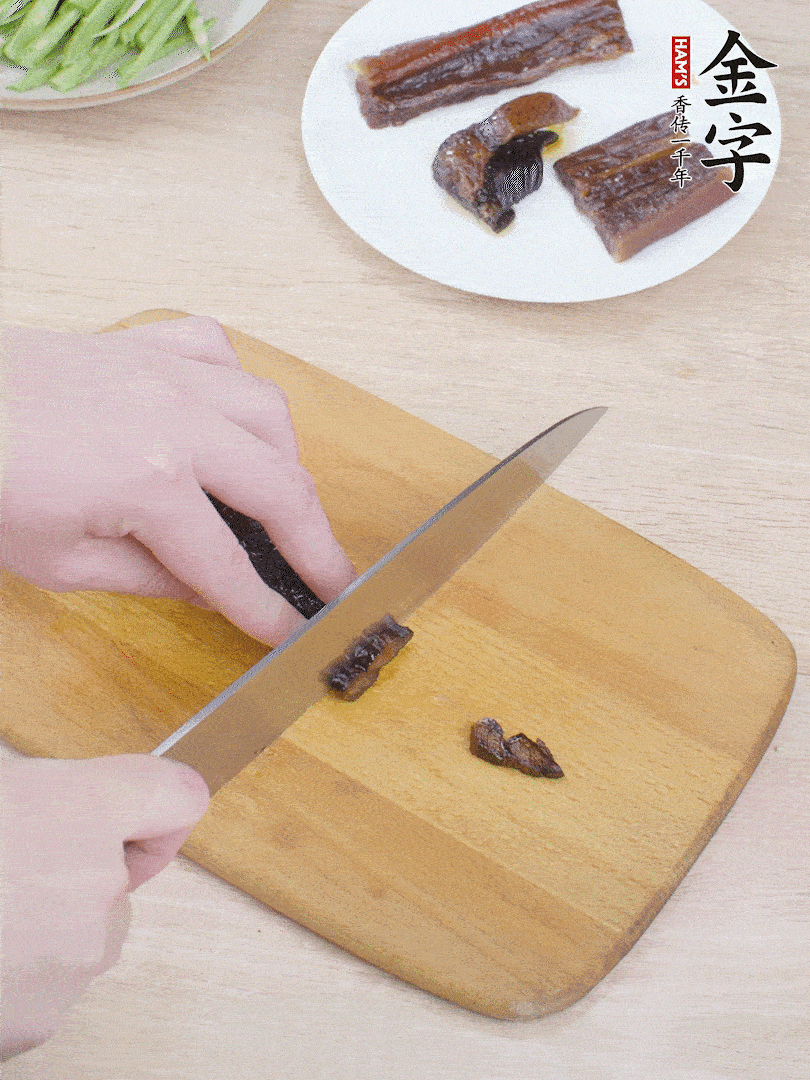 提前煮好的金字醬油肉切片。