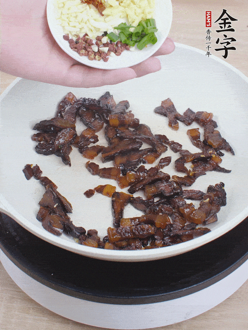 下蔥姜蒜、干辣椒、花椒粒炒香。