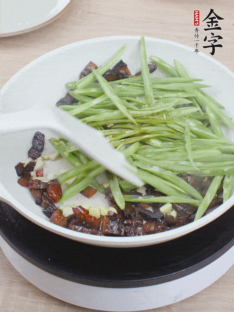 下豆角，生抽、雞精調(diào)味，炒到斷生。