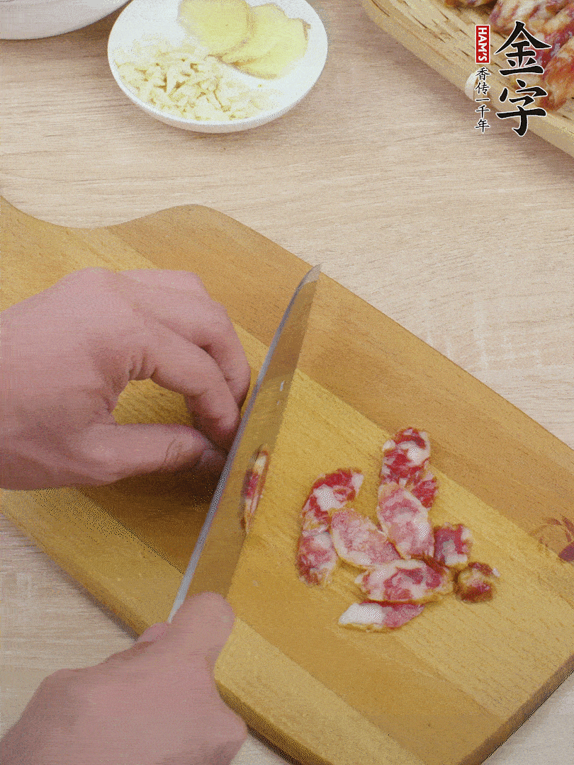 金字土香腸切片。