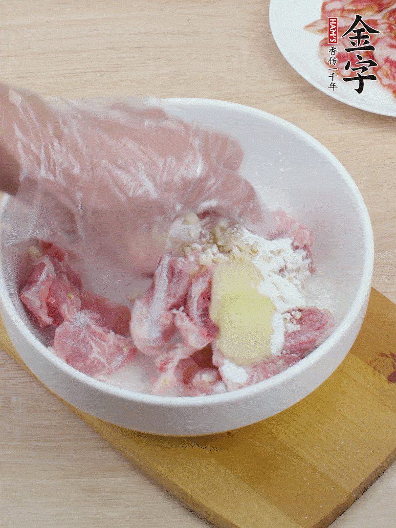 洗凈的小排，加鹽、姜、蒜末、淀粉、胡椒粉抓勻，腌制15分鐘。